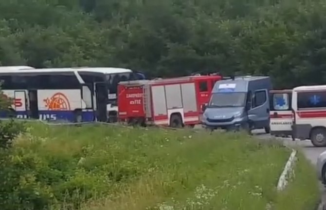 Teška saobraćajna nesreća na Kosovu, poginuli roditelji i troje djece(VIDEO)