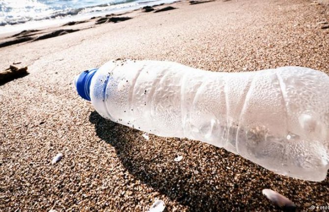 Ne bacajte smeće u more: Za razgradnju opuška od cigarete potrebno 5 a plastične flaše čak 450 godina (FOTO)