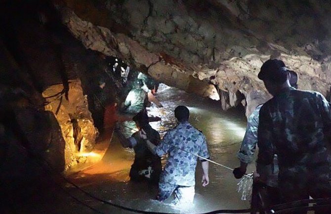 Nastavlja se operacija spašavanja dječaka,  spasioci ušli u pećinu (VIDEO)