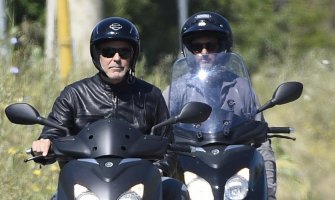 Džordž Kluni povrijeđen u udesu na Sardiniji, krenuo na snimanje motociklom, udario ga automobil