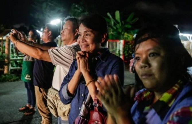 Srećan kraj drame na Tajlandu, svi dječaci i trener izvučeni iz pećine (VIDEO)