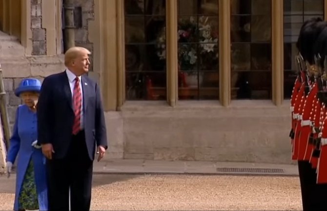 Novi gaf predsjednika SAD: Kraljica skoro trčala za Trampom