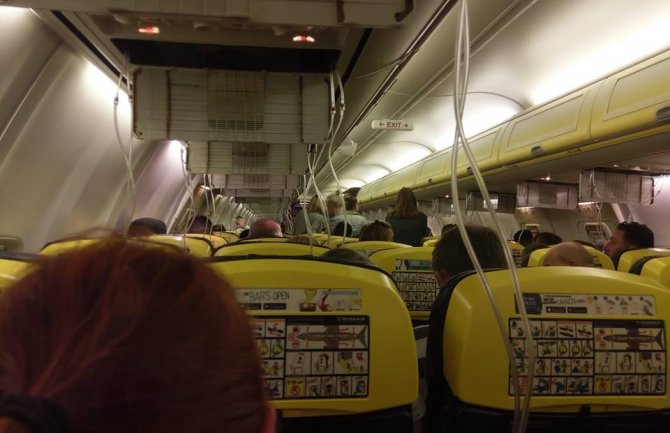 Avion Ryanair-a prinudno sletio u Frankfurt, 30 putnika prebačeno u bolnicu
