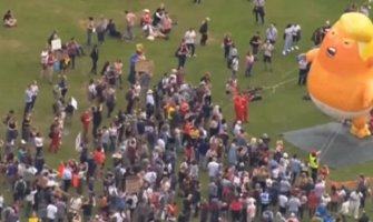 Tramp danas igrao golf: Demonstranti mu skandirali, on im mahao (Video)