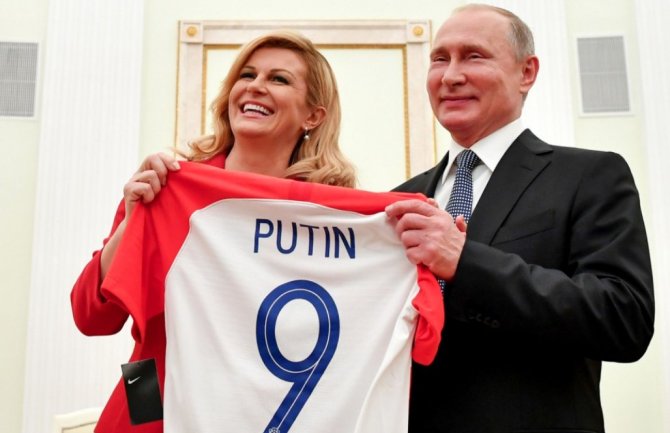 Hrvatska predsjednica poklonila dres Putinu