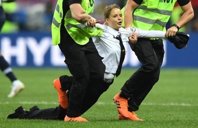 Incident na finalnoj utakmici: Ko su žene koje su upale na teren?