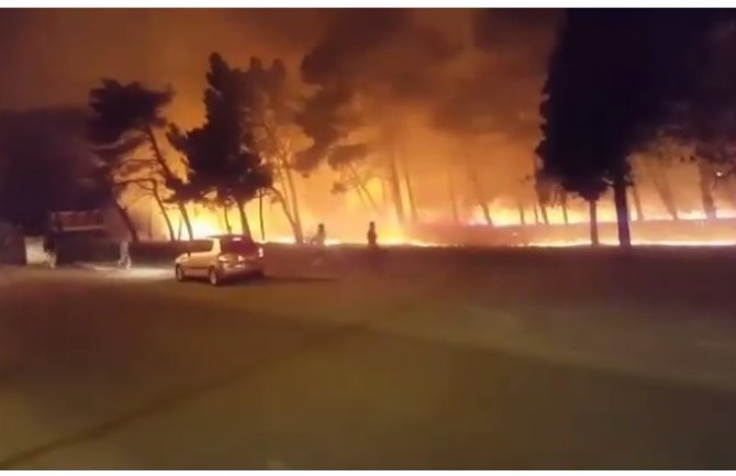 Zlatica: Požar u park šumi, vjetar otežava gašenje
