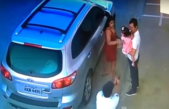 Otac shvatio da će biti ubijen, okrenuo se ženi i predao joj ćerkicu (VIDEO)