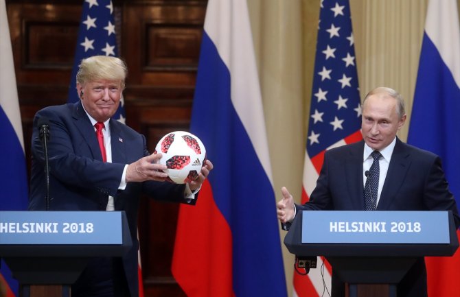 Putin poklonio Trampu loptu, on je bacio Melaniji u sred konferencije (FOTO)(VIDEO)