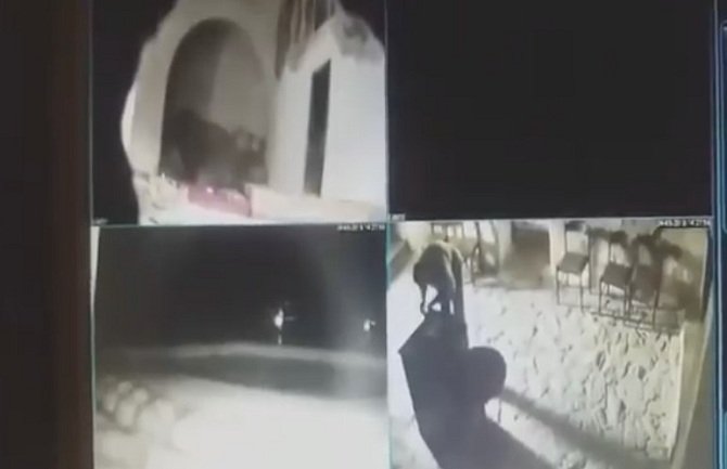 Nesvakidašnja pljačka u Plavu: Ušao u manastir, poljubio ikonu, uzeo novac i otišao (VIDEO)
