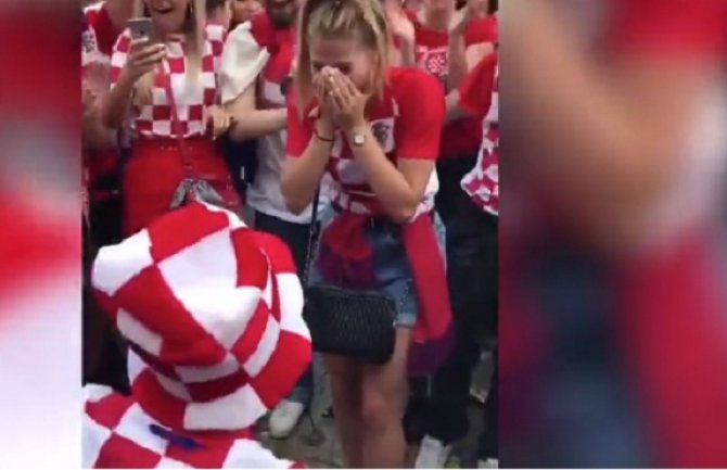 Romantičan snimak: Momak zaprosio djevojku u Zagrebu tokom dočeka Vatrenih (Video)