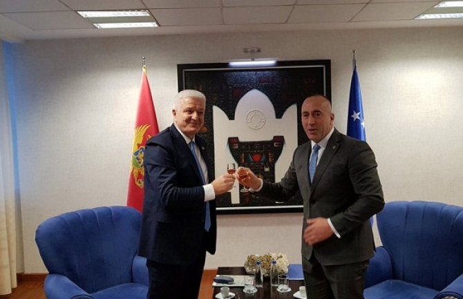Vlada Crne Gore čestitala građanima Kosova viznu liberalizaciju