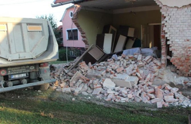 Hrvatska: Kamion udario u kuću, vlasnica na sreću spavala u kuhinji