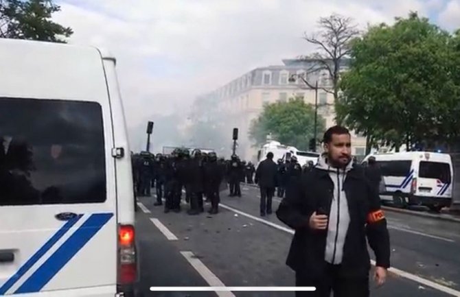 Uhapšen Makronov pomoćnik koji je tukao demonstranta(VIDEO)
