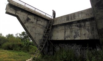 Most izgrađen ali ne i prilaz: Mještani se penju i silaze trošnim merdevinama