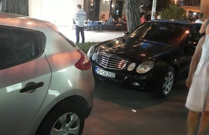 URA: Otkud nepropisno parkirano službeno vozilo Kemala Purišića subotom u Budvi?   
