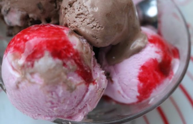 Preukusni domaći sladoled sa čokoladom i voćem