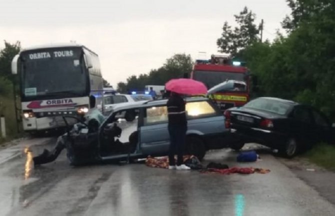 Teška saobraćajna nesreća na Kosovu, tri osobe stradale, troje povrijeđeno