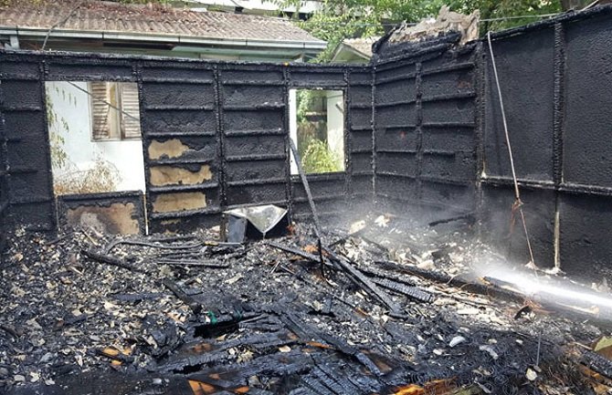 Montažna kućica u Đenovićima u pepelu, druga oštećena u požaru