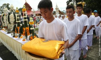 Tajlandski dječaci odlučili da se zamonaše (FOTO)