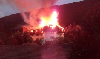 Gori hotel u Niškoj banji, mještani strahuju od širenja požara(VIDEO)