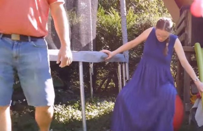 Nije za osjetljive: Njemica objavila snimak porođaja u dvorištu (VIDEO)