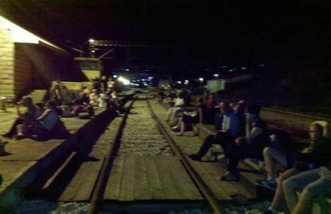 Sutomore: Putnici satima čekaju voz, od umora zaspali pored šina