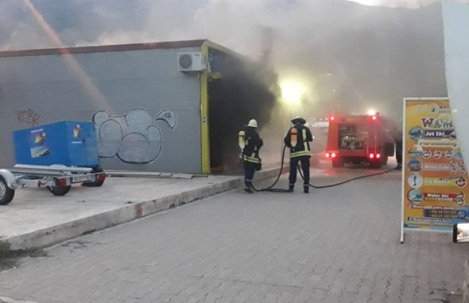 Bečići: U požaru izgorio bioskop 