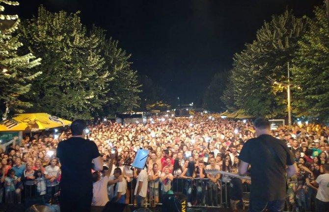 10.000 ljudi na koncertu Pejovića, isprošena i jedna Beranka (VIDEO)