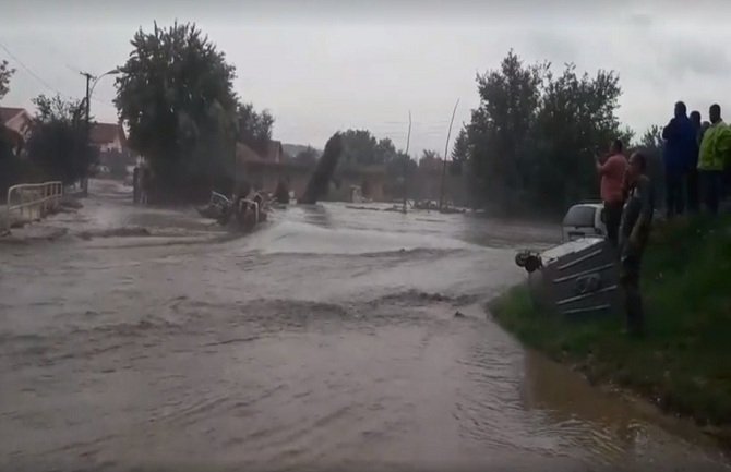 Poplavljena domaćinstva u Zagubici, bujica nosila automobile (VIDEO)