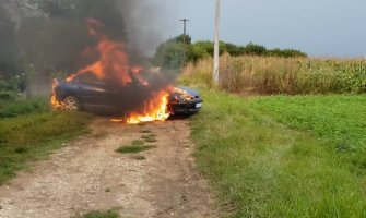 Srbija: Vlasnici pale automobile jer ne mogu da prođu tehnički (VIDEO)