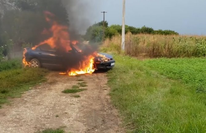 Srbija: Vlasnici pale automobile jer ne mogu da prođu tehnički (VIDEO)