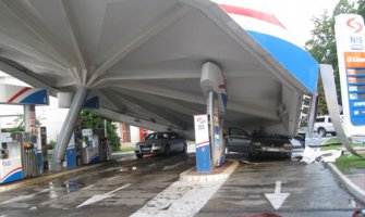 Novi Sad: Krov benzinske pumpe pao na automobil, vozač povrijeđen(FOTO)