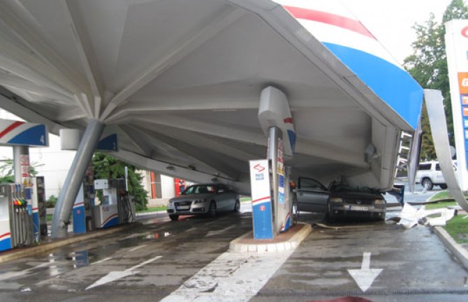 Novi Sad: Krov benzinske pumpe pao na automobil, vozač povrijeđen(FOTO)