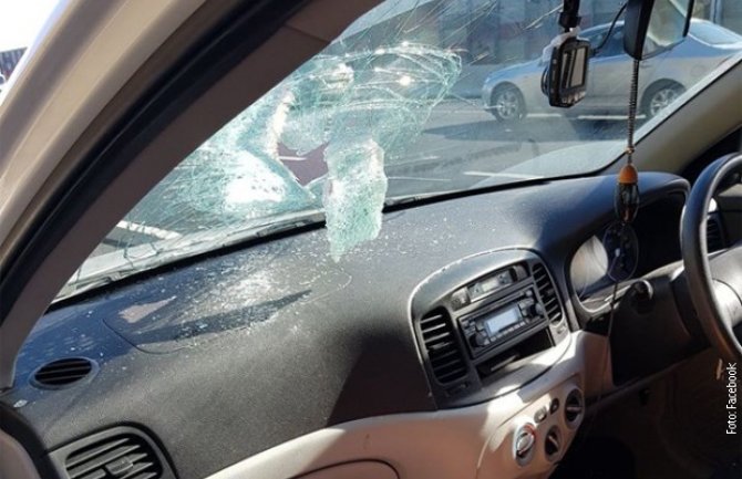 Iz kamiona otpao dio i probio šoferšajbnu automobilu iza, promašio majku i ćerku (VIDEO)