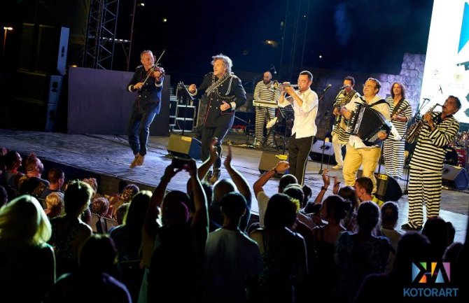 Balkanski muzički mix za publiku sa svih meridijana u Kotoru
