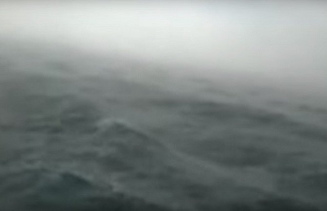 Nevrijeme pogodilo Bar: UPS spasila 13 osoba na moru(Video)