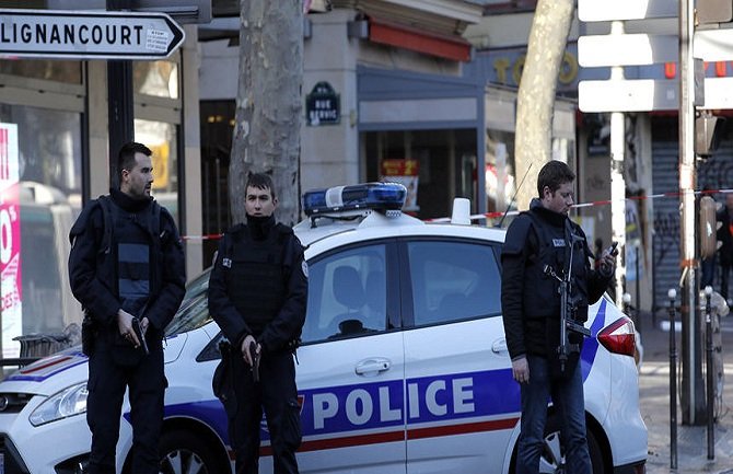 Francuska: Automobil uletio u džamiju