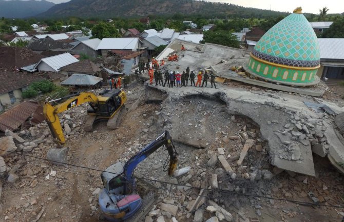 Više od 400 žrtava zemljotresa u Indoneziji 