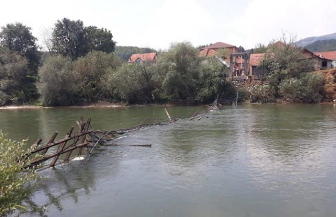 Bijelo Polje: Srušen je stari žičani most u Njegnjevu (FOTO)