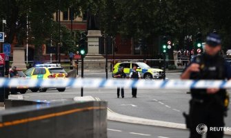 Automobilom udario u sigurnosnu barijeru ispred britanskog Parlamenta, ima povrijeđenih