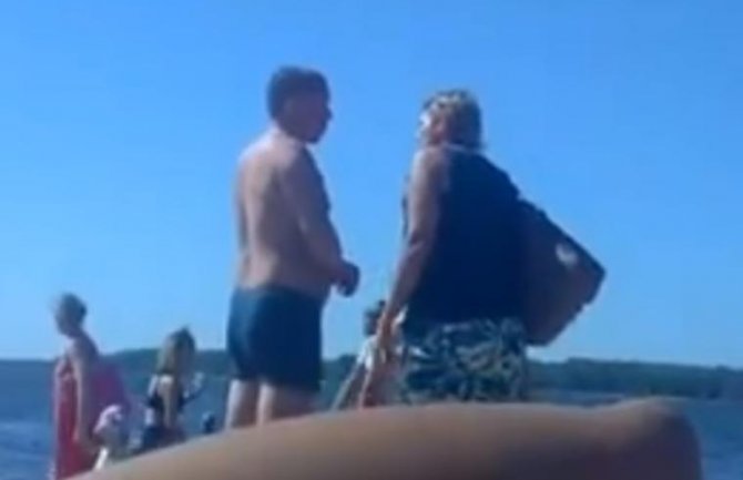 Rus na plaži muvao Srbijanke, došla žena i išamarala ga pred svima(VIDEO)