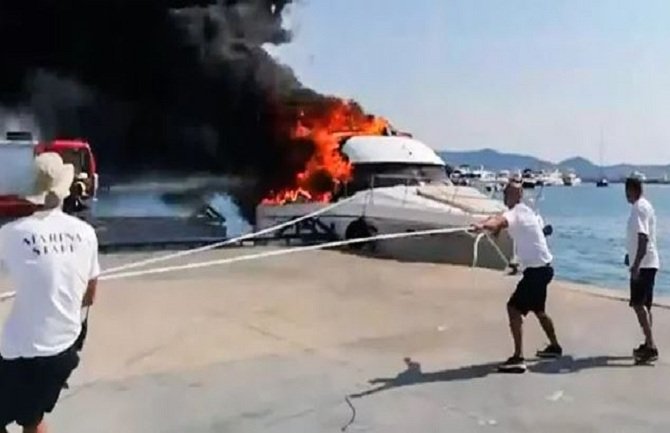Požar u najvećoj marini na Jadranu, izgorjela jahta (VIDEO)