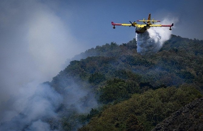 Avioni MUP-a gase požar na Paštrovačkoj gori
