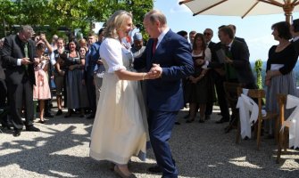 Svadba austrijske ministarke: Putin zaplesao sa mladom (VIDEO)