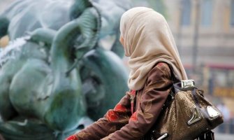 U znak protesta Iranka skinula hidžab na ulici (VIDEO)