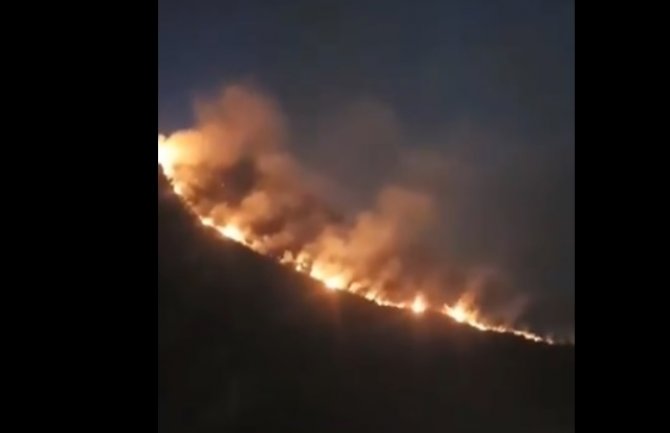 Ponovo požar u Budvi: Vatra se spustila do Drobnog pijeska, stigla pomoć vatrogascima(VIDEO)