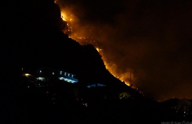 Teška noć za vatrogasce u Budvi: Branili kuće od vatre, i dalje se vidi dim, očekuju pomoć aviona