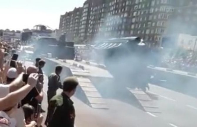 Rusija: Prevrnuo se tenk koji je bio na vojnoj paradi (VIDEO)