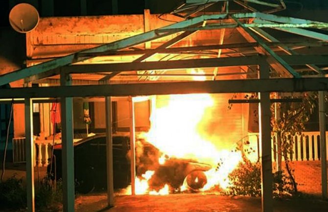 Sutomore: Rano jutros zapaljen BMW u blizini policijske stanice